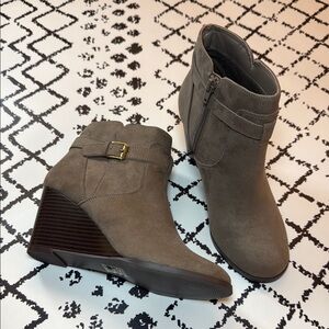 MARKET & SPRUCE Women’s Taupe Ankle Boots with Wedge Heel - US Size 7 W - EUC